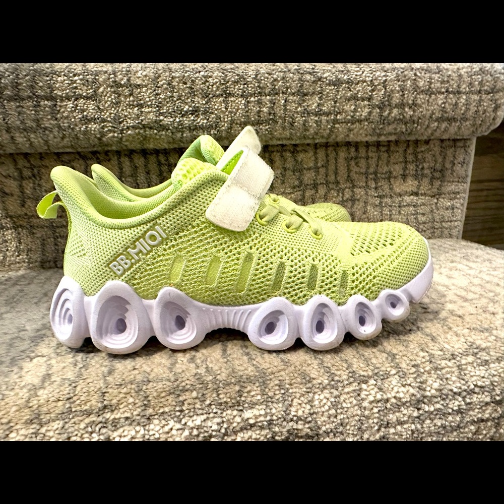 Mesh running shoes